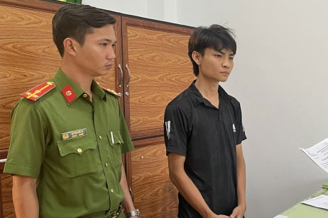 Nam thanh nien bi bat tam giam vi dung tien gia hinh anh