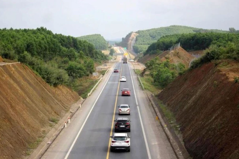 Gap rut hoan thien de xuat mo rong cao toc Cam Lo-La Son len 4 lan xe hinh anh