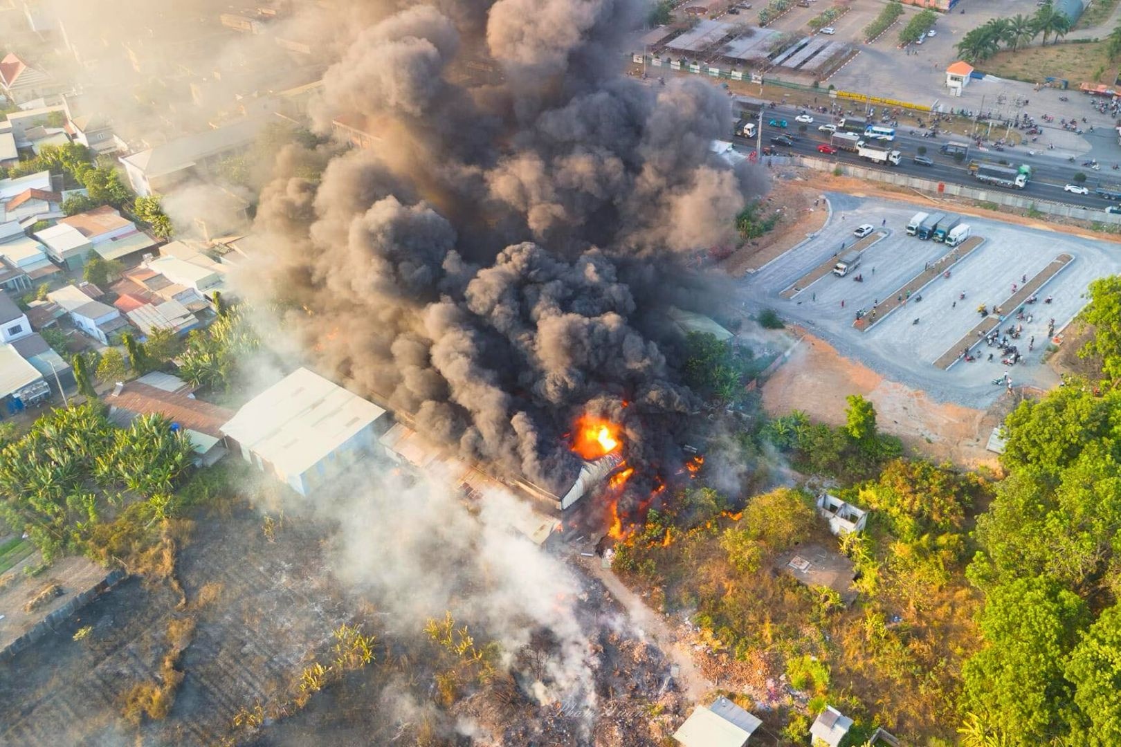 Chay du doi, khoi den cuon cuon boc len tu cong ty cap dien o Dong Nai hinh anh