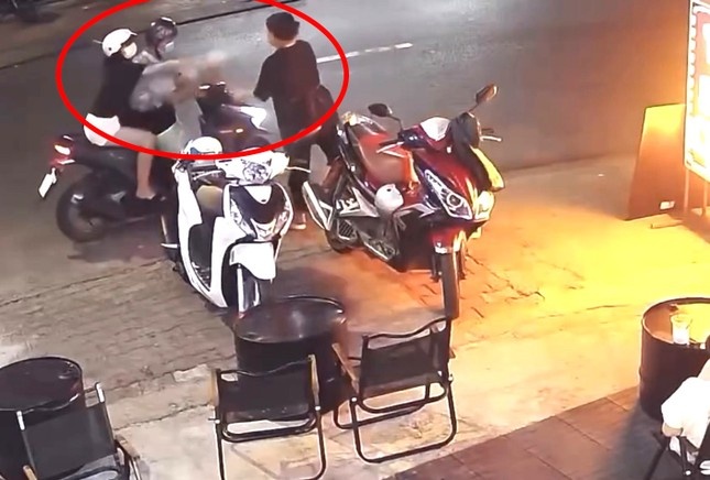 ôm mặt cầu cứu ảnh 1 om mat cau cuu anh 1