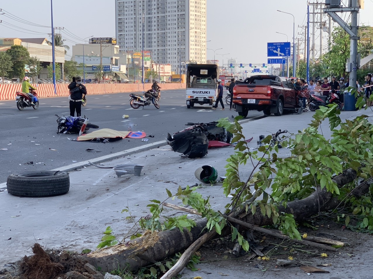 Oto ban tai tong hang loat xe may o Binh Duong, mot nguoi tu vong hinh anh