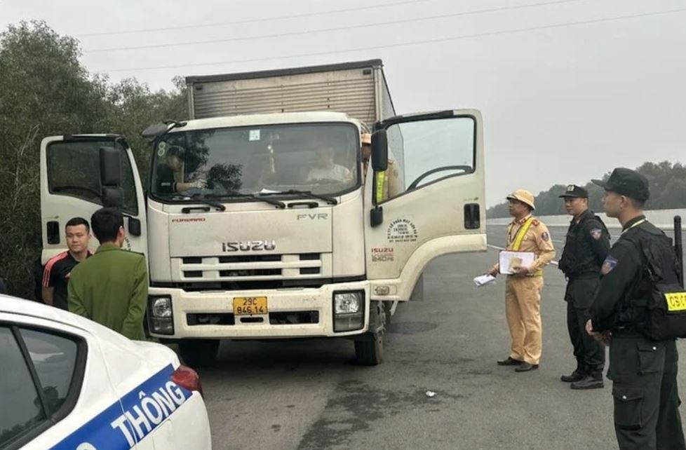 4 tai xe bi bat khi dung o to, danh bac tren cao toc hinh anh