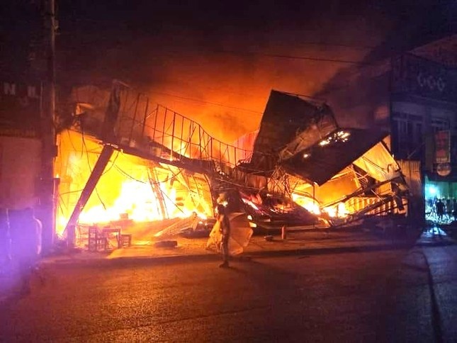 Lua chay do ruc bao trum nha sach lon o Binh Phuoc hinh anh