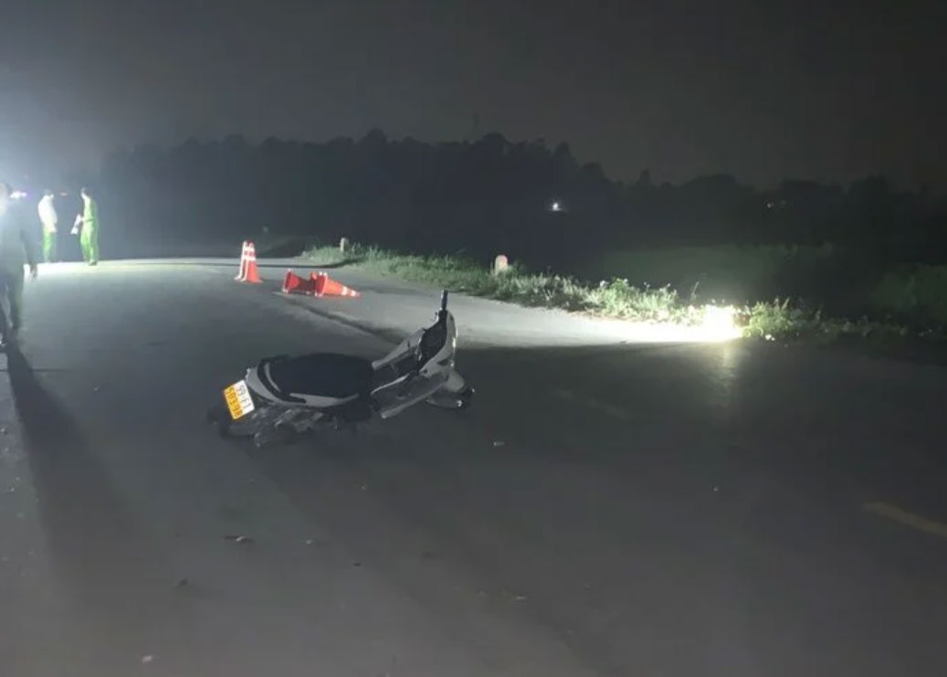 Tam giu thanh nien thong chot kiem tra nong do con, tong CSGT hinh anh