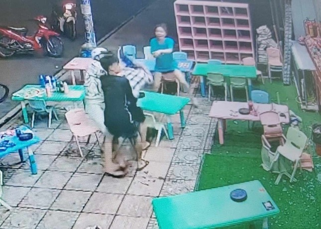 Nhom nguoi duoi danh nhau gay nao loan trong dem o Binh Duong hinh anh