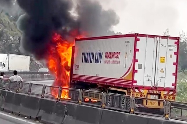 Xe tai chay tren deo, quoc lo 1A ach tac nhieu gio dong ho hinh anh