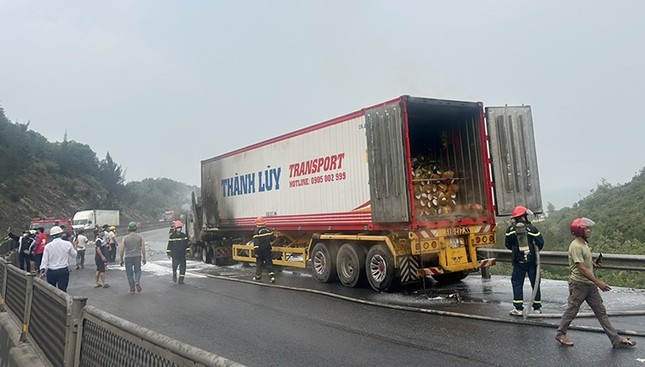 Xe tai chay tren deo anh 2