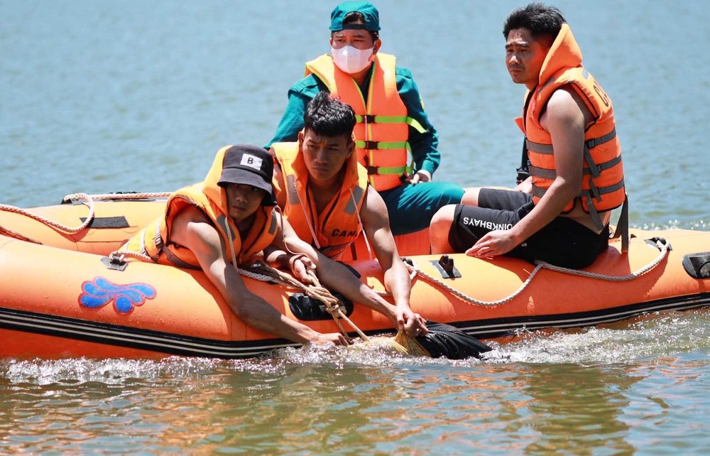 Tim thay thi the chau be bi lat thuyen tren ho o Lam Dong hinh anh