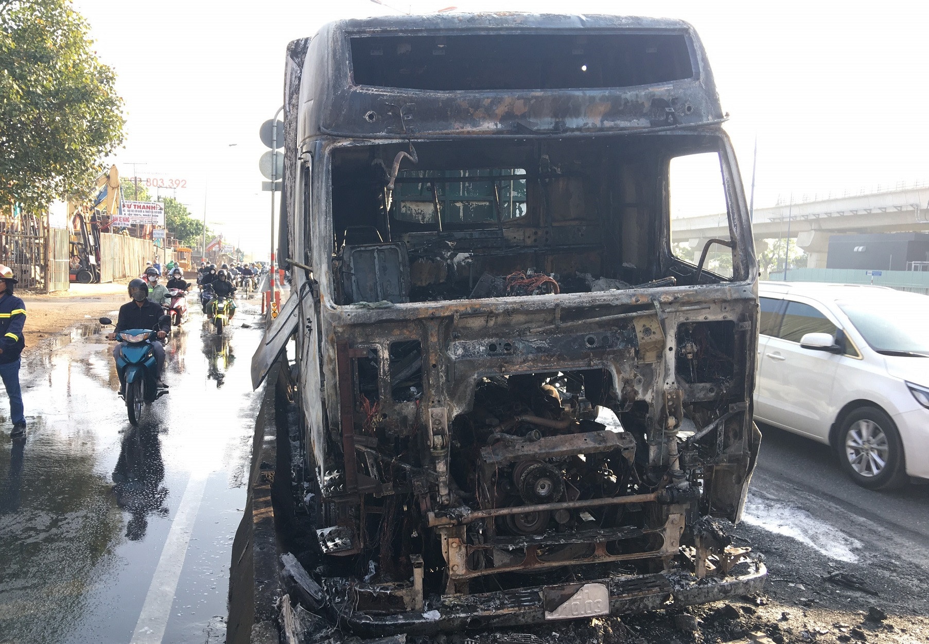 Xe container chay o ben Mien Dong moi, cua ngo TP.HCM tac keo dai hinh anh