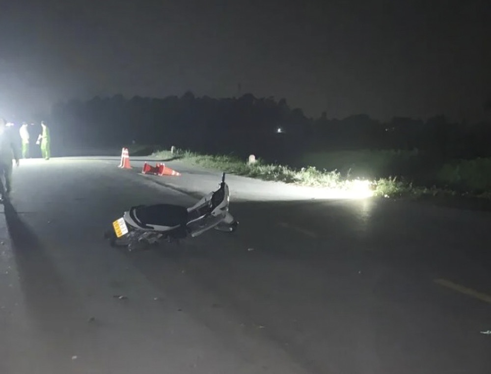 Nam thanh nien tong gay xuong doi truong Doi canh sat giao thong hinh anh