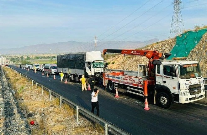 Va cham tren cao toc Vinh Hao - Phan Thiet, tai xe xe tai tu vong hinh anh