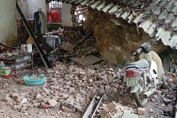 Nhieu nui da o Hoa Binh sat lo do anh huong dong dat hinh anh