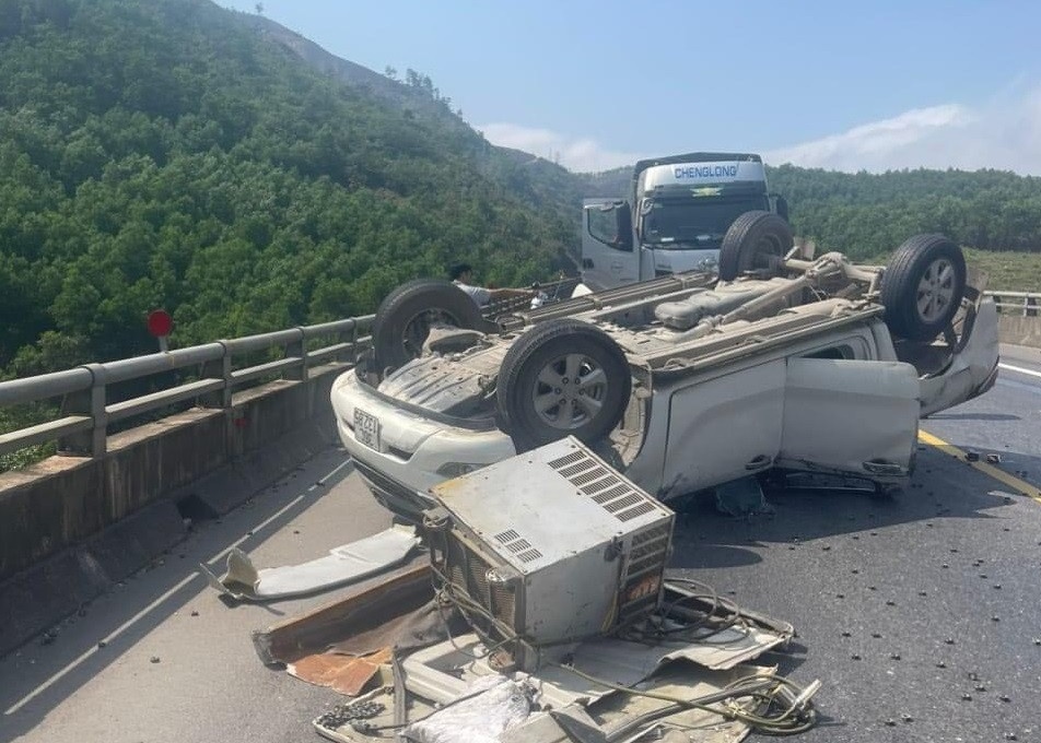 Xe ban tai lat ngua tren cao toc La Son - Tuy Loan, 2 nguoi bi thuong hinh anh