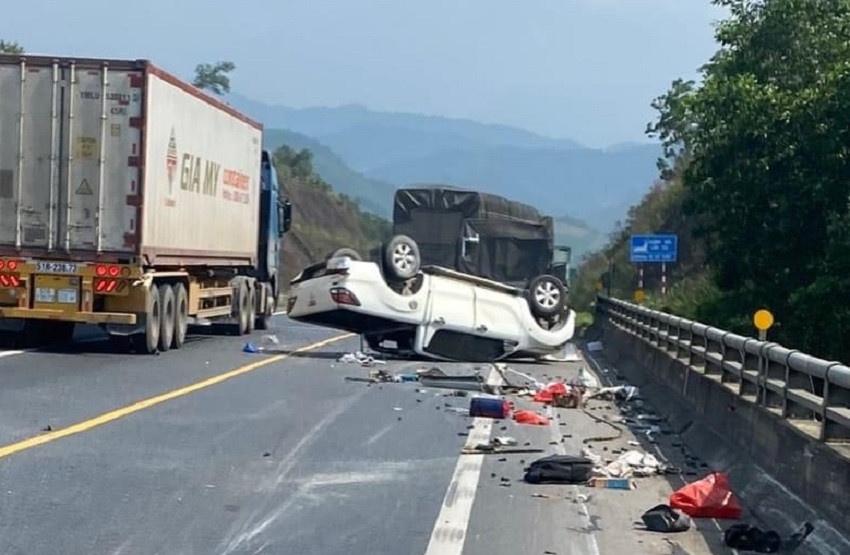 Xe ban tai lat ngua anh 1