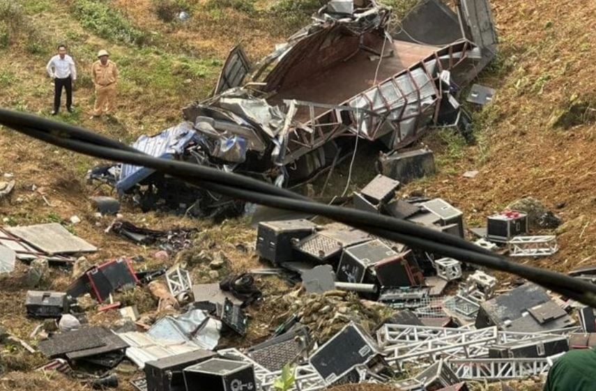 Xe tai lao xuong vuc sau 100 m, 4 nguoi bi thuong o Lao Cai hinh anh