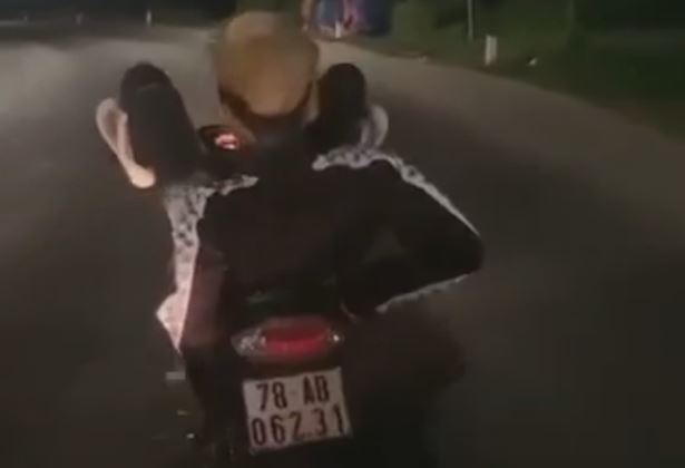 Di xe may bang chan, thanh nien o Phu Yen bi phat 3,7 trieu dong hinh anh