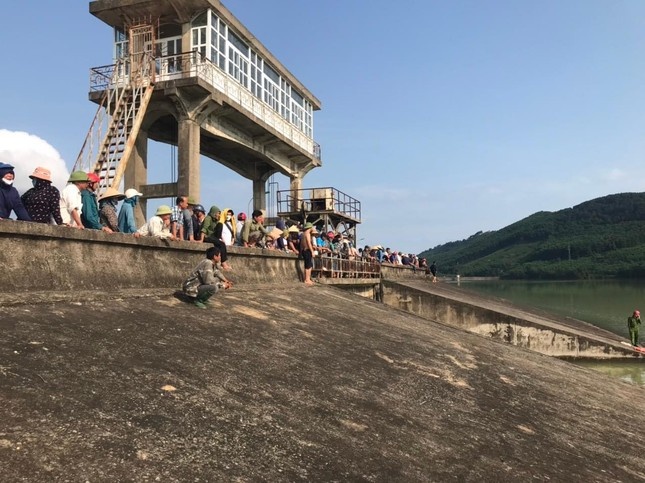 Tim thay thi the nam sinh thu 2 duoi nuoc khi tam dap o Ha Tinh hinh anh