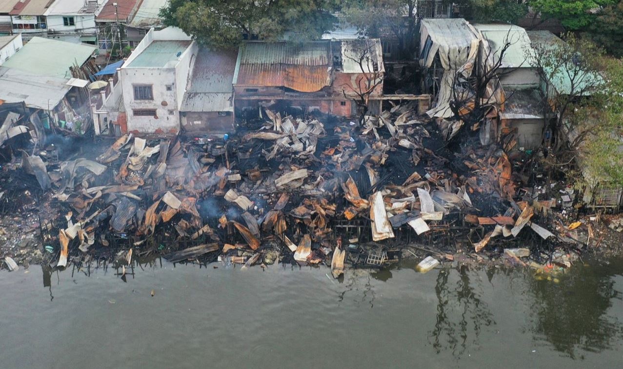 Hien truong day nha tan hoang sau vu chay lon ven kenh quan 8 TP.HCM hinh anh