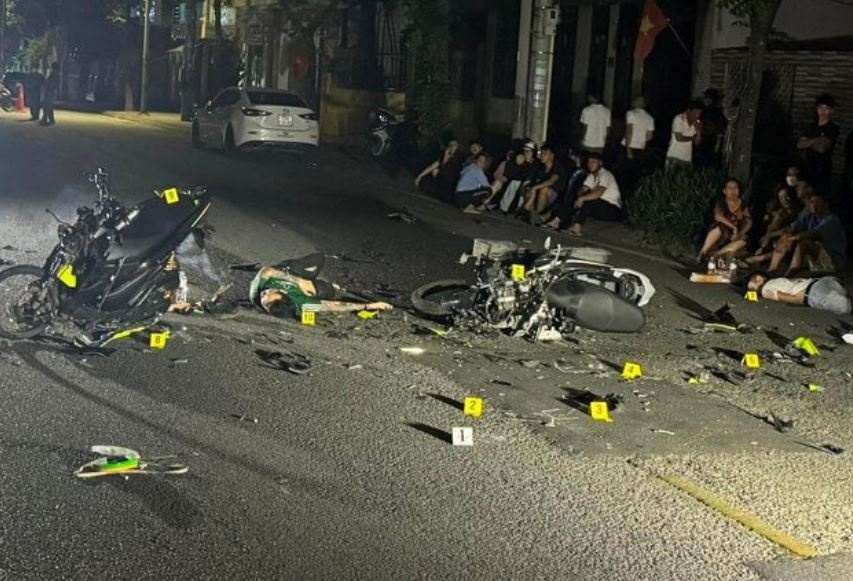 Xe may 'kep ba' va cham xe nguoc chieu o TP Hue, 4 nguoi thuong vong hinh anh