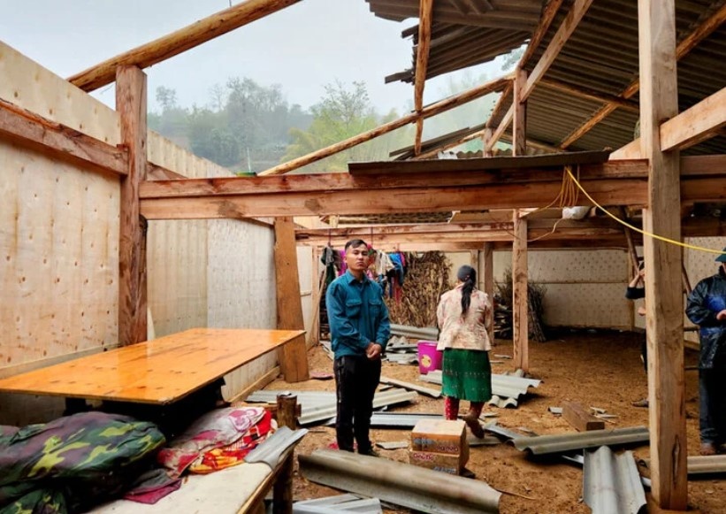 Hon 2.200 ngoi nha o 9 tinh thanh bi toc mai do mua da, gio loc hinh anh