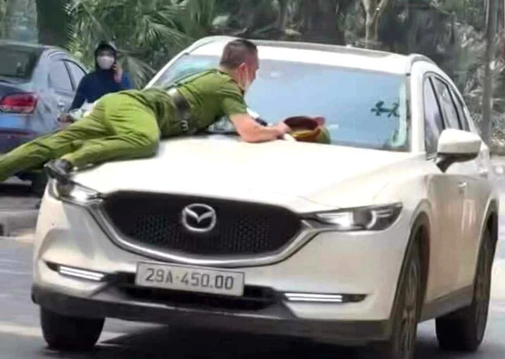 Truy tim tai xe hat canh sat len nap capo, lang lach tren pho Ha Noi hinh anh