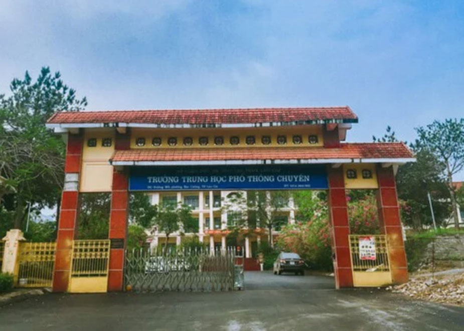 Nu sinh lop 11 roi tu tang 5 xuong san truong hinh anh