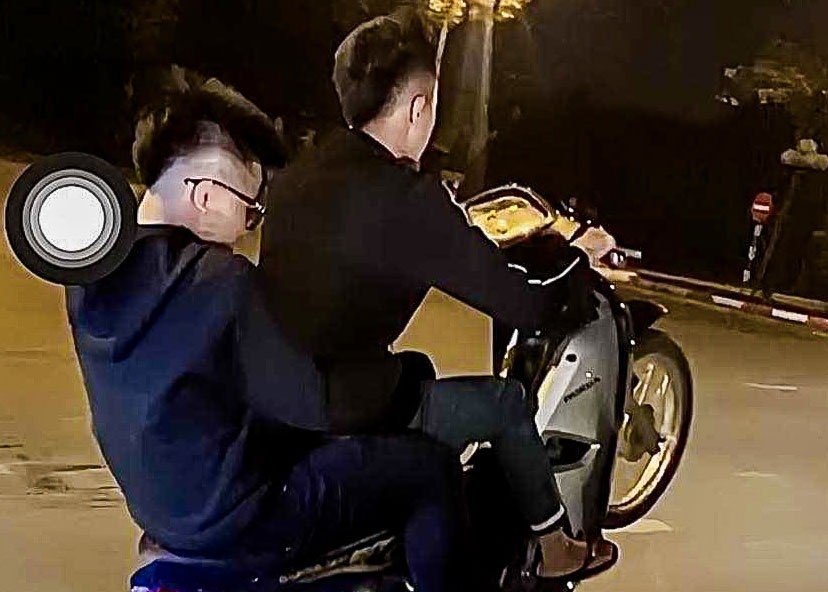 Chay xe boc dau tren pho, nhom thanh nien livestream 'khoe thanh tich' hinh anh