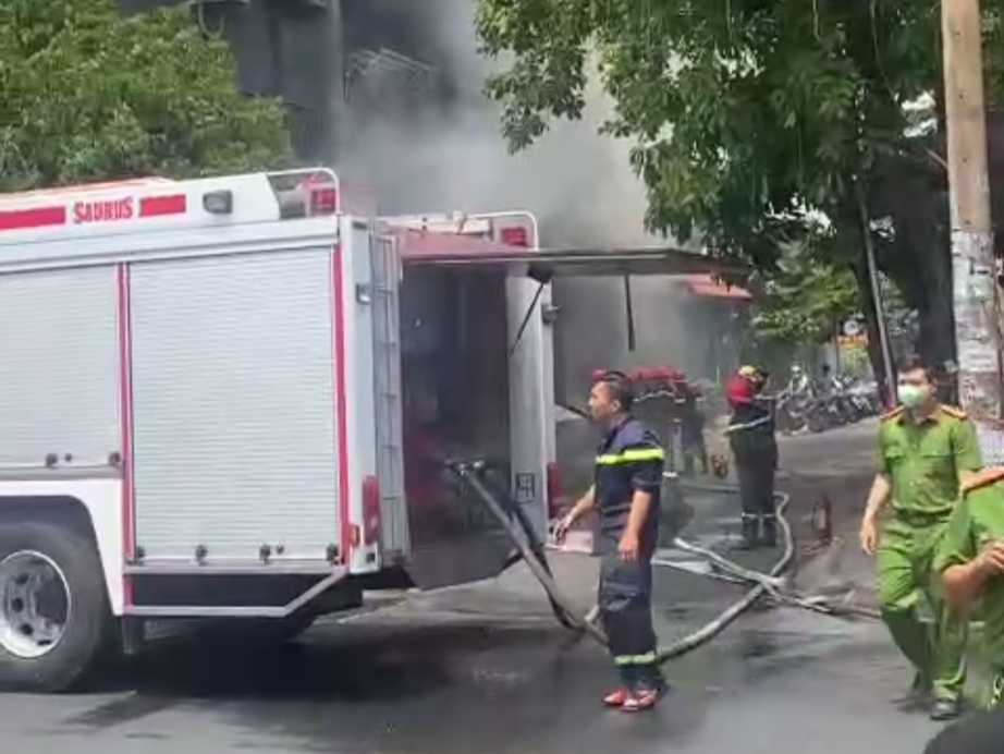 Khoang 20 nguoi hop suc keo oto khoi dam chay quan ca phe o TP.HCM hinh anh