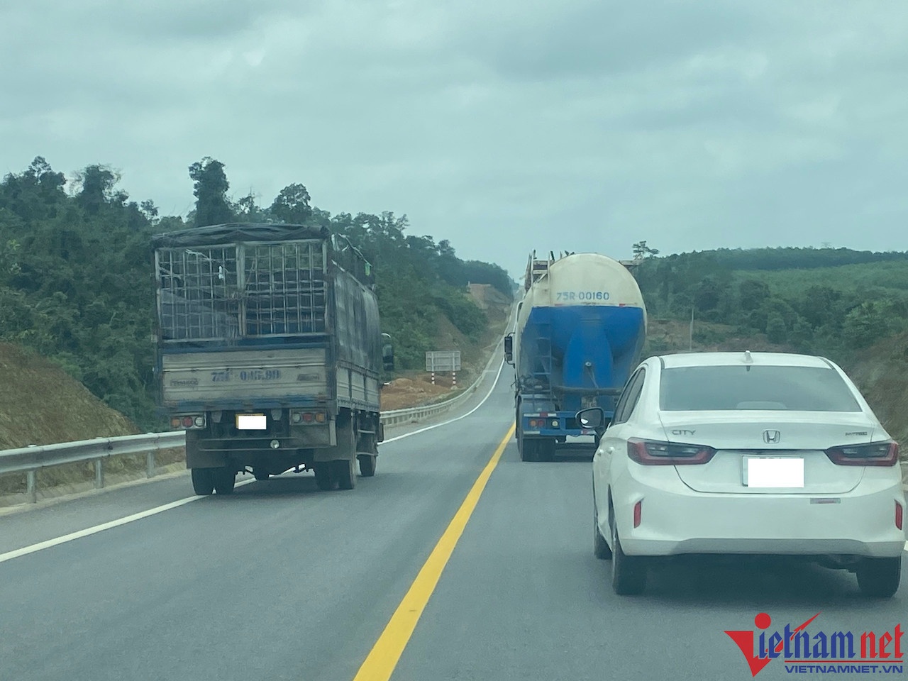 Cuc Duong bo tra loi ve viec xe lon vao cao toc Cam Lo - La Son hinh anh