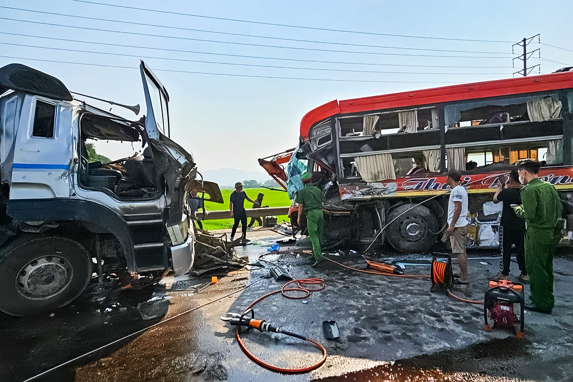 Oto khach va cham xe dau keo o Ha Tinh, mot tai xe tu vong hinh anh