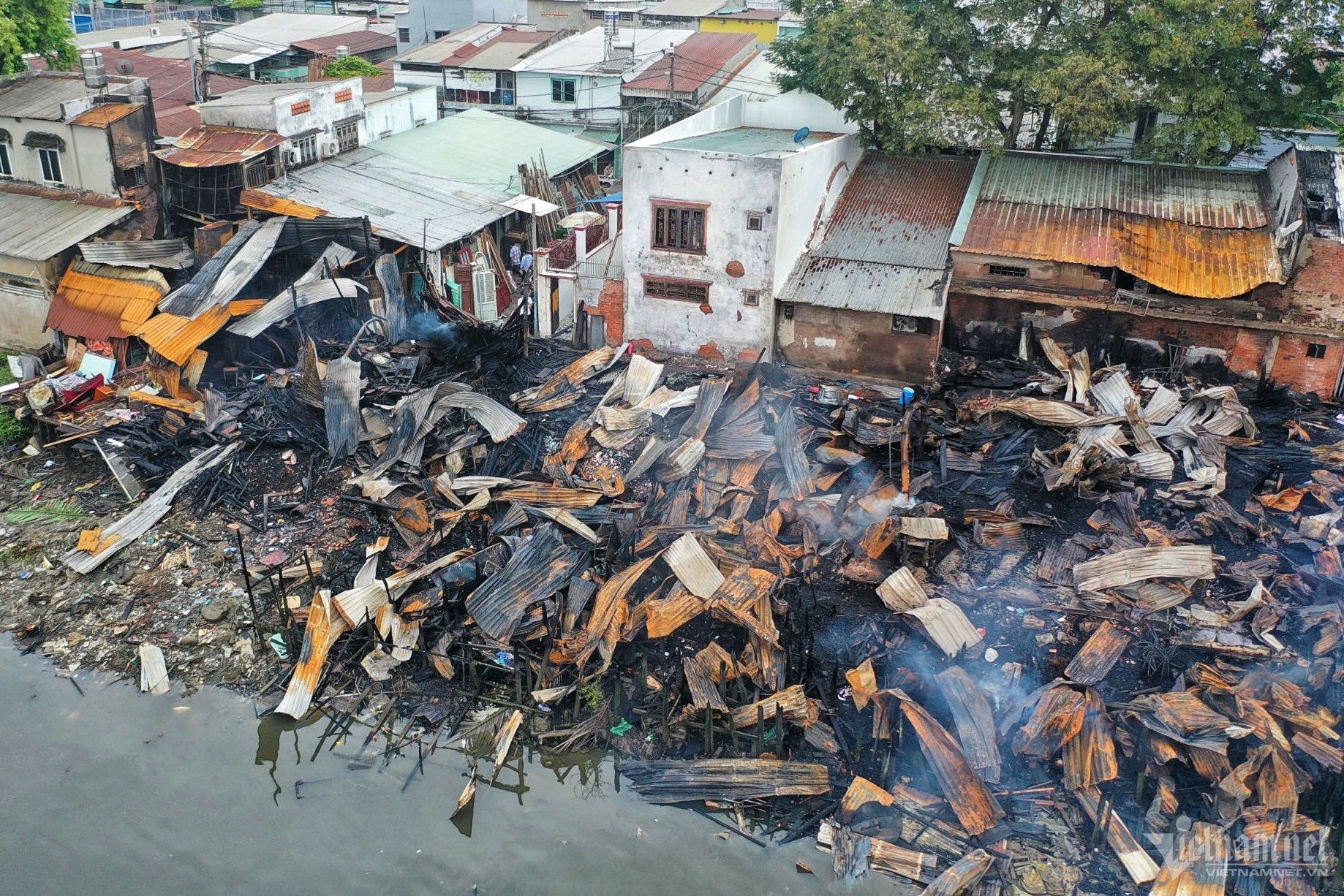 Pho Chu tich quan 8 TP.HCM thong tin ve day nha ven kenh bi chay hinh anh