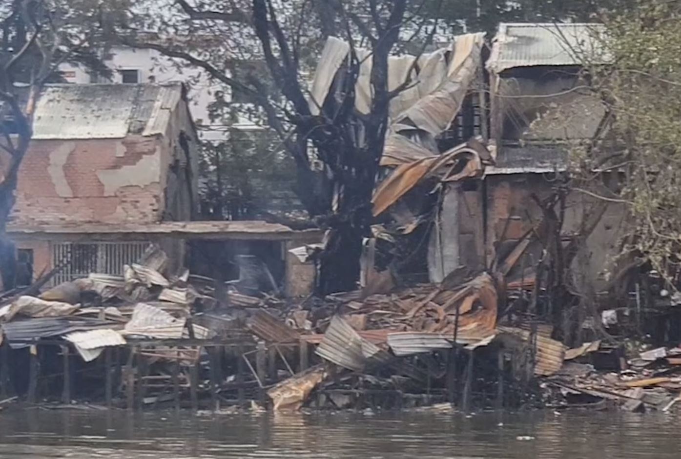 Khung canh sau vu chay day nha ven kenh Tau Hu hinh anh