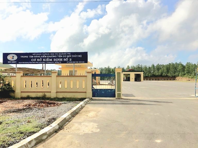 Giam doc va pho giam doc trung tam dang kiem o Quang Tri bi khoi to hinh anh