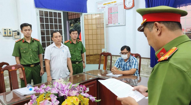 Bat giam doc va nhan vien cong ty tham tra goi thau hinh anh