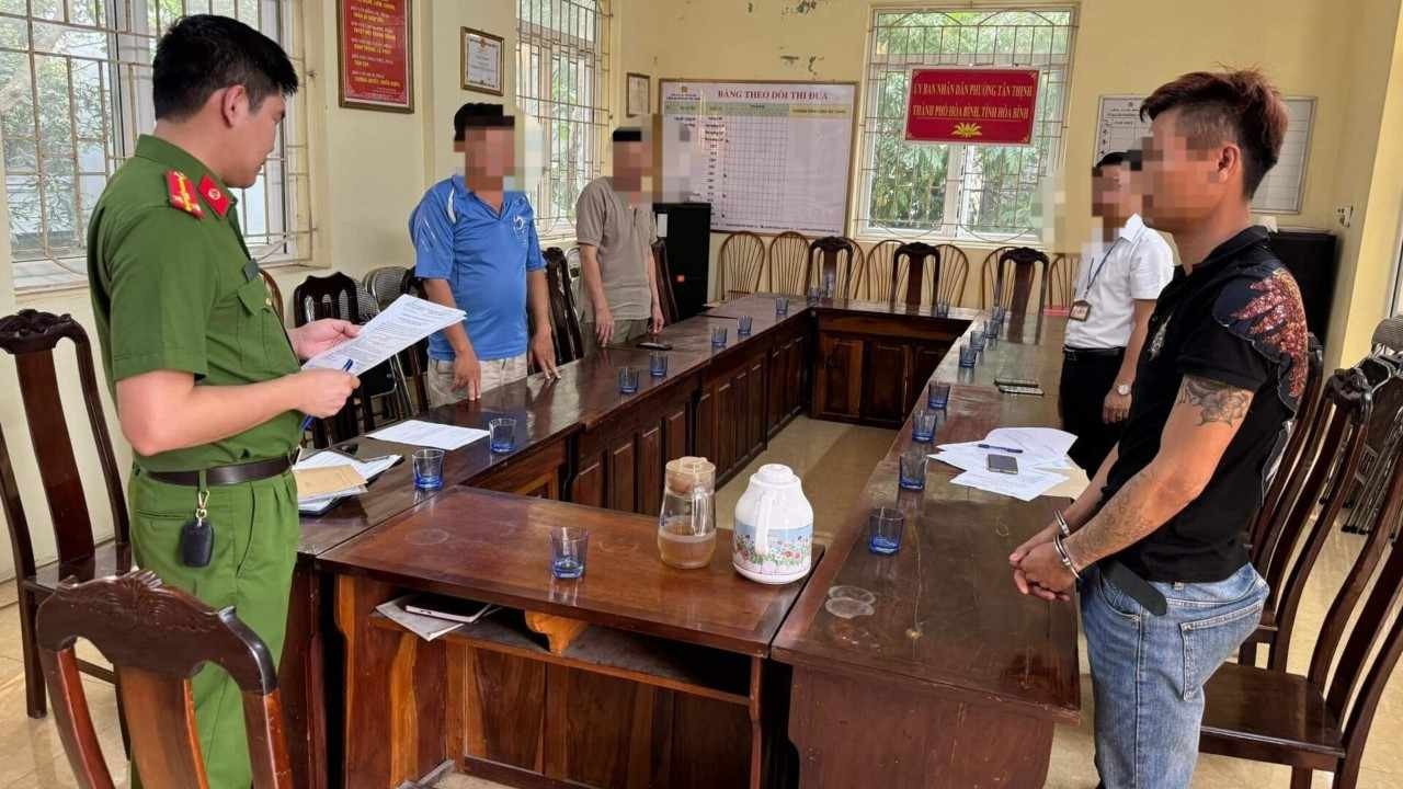 Bat nguoi dan ong ghi lai 'canh nong' roi tong tien ban gai hinh anh