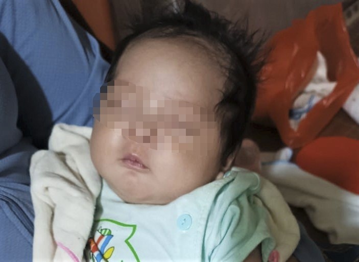 Be trai so sinh bi bo roi truoc cong nha dan hinh anh