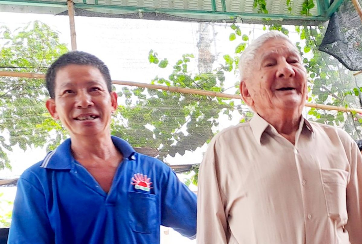 Cha gia 94 tuoi gap lai con trai sau gan 50 nam luu lac hinh anh