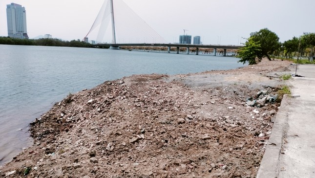 Bang moi gia phai hot het dat da len khoi song Han hinh anh