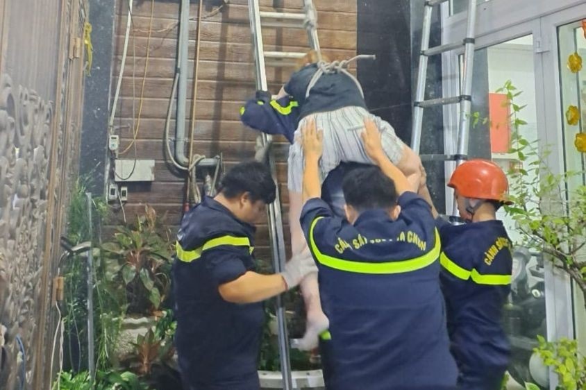 Cuu nguoi phu nu nga tu tang 3 o TP.HCM hinh anh