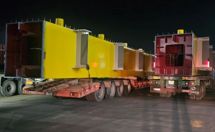 Hai xe cho hang sieu truong, sieu trong sai phep tren Quoc lo 1A hinh anh