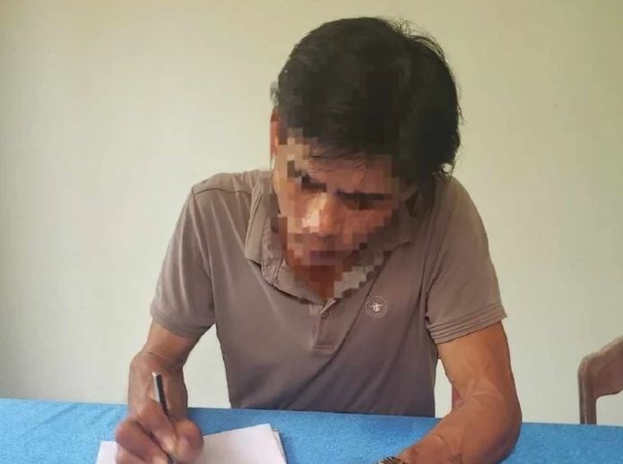 Ga dan ong danh 'vo ho' da man giua duong hinh anh