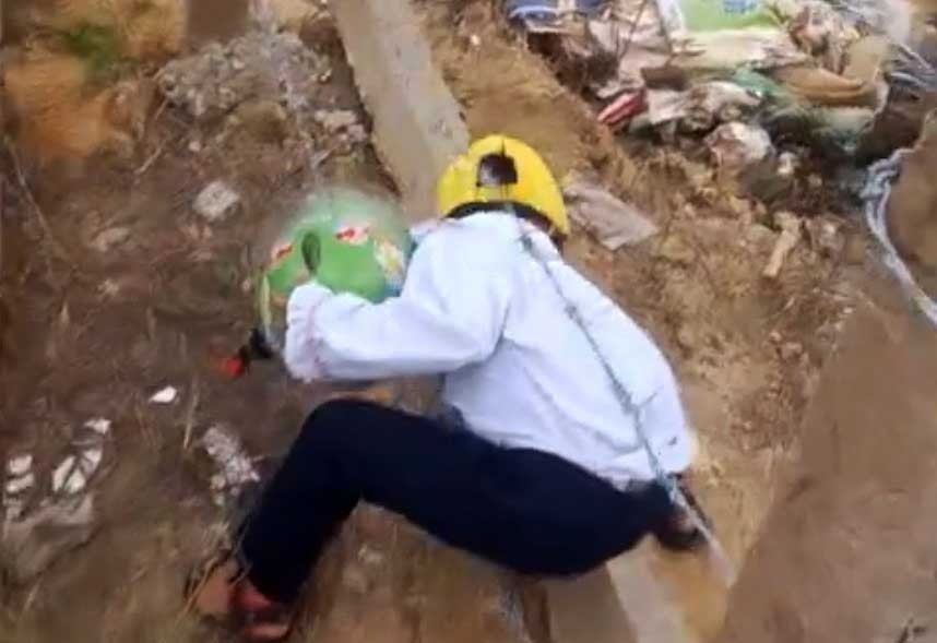 Hoc sinh o Lam Dong phai chui rao kem gai den truong hinh anh