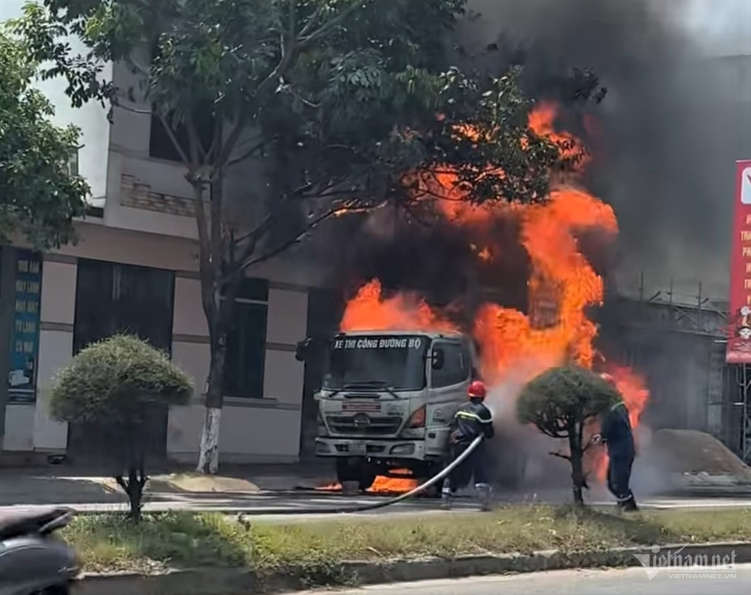 Xe bon cho nhua duong anh 1