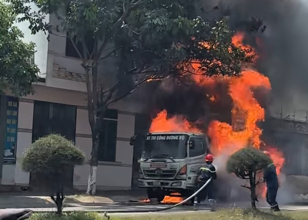 Xe bon cho nhua duong boc chay ngun ngut o Da Nang hinh anh