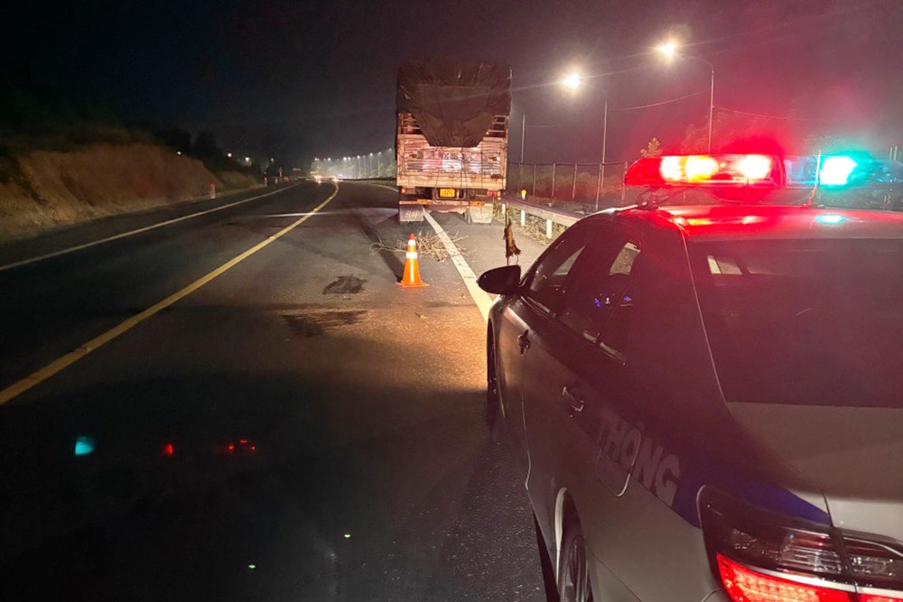 Mat duong nong toi 63 do, nhieu oto bi no lop tren Cam Lo - La Son hinh anh