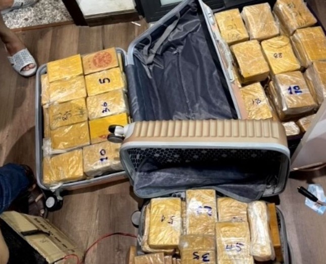 Kiem tra can ho cua hai nguoi nuoc ngoai, phat hien 184 banh heroin hinh anh