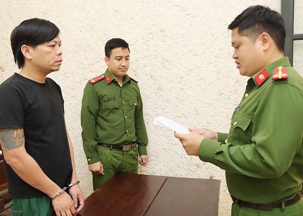 Khong che nguoi do xang de cuop tai san hinh anh