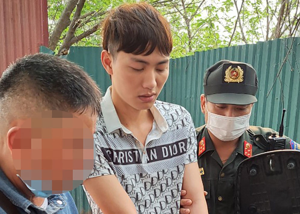 Mang sung K54 di 'dao pho', thanh nien bi Canh sat 141 bat giu hinh anh