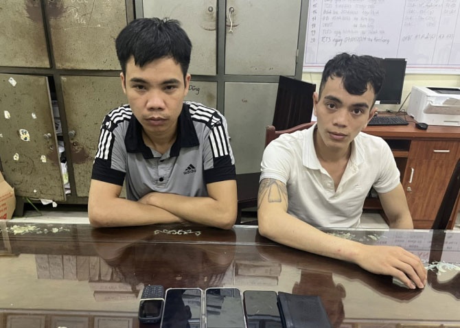 Bat 2 doi tuong cuop giat tai cua hang dien thoai o Vinh Phuc hinh anh