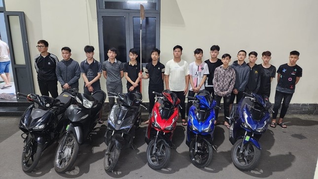 Truy xet hang chuc thanh nien mang vu khi, ruot duoi nhau o Da Nang hinh anh